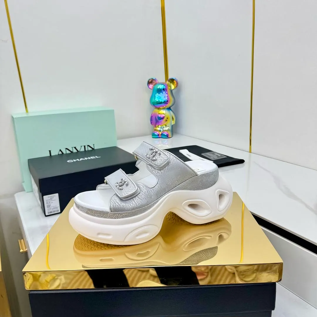 👟👟Ex-factory price 680👟👟 Top version... Chanel｜Chanel Xiaoxiang Velcro Beach Slippers Slippers Casual Beach Shoes 25ss Spring and Summer New Style! Beach shoes are a hit all over the internet! The latest model from the counter, I am still willing to buy it on my feet. It must be ranked among the most popular models. It is invincible in all seasons. Various bloggers and Internet celebrities can see the matching styles. Highly recommended. Pearlescent sheepskin upper, sheepskin lining, suede for feet. Original open-molded TPU outsole size: 35-40 (customized for 40 and 41). Full set of original packaging 👉 👉 👉 👉 👉
